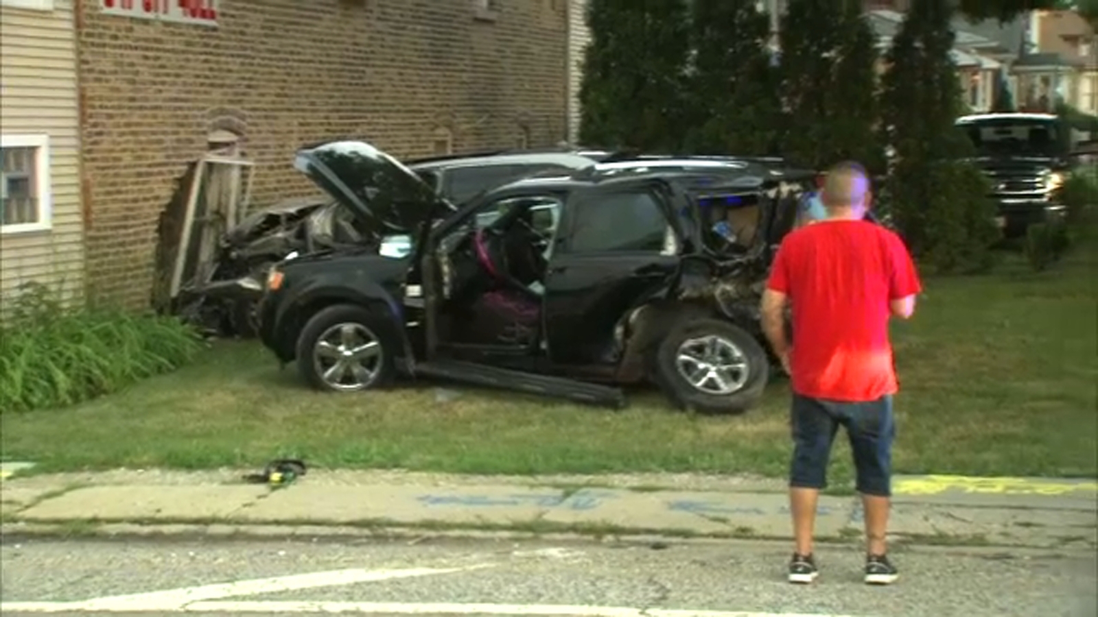 Chicago crash injures 2 on Cicero Avenue in Jefferson Park, CPD says