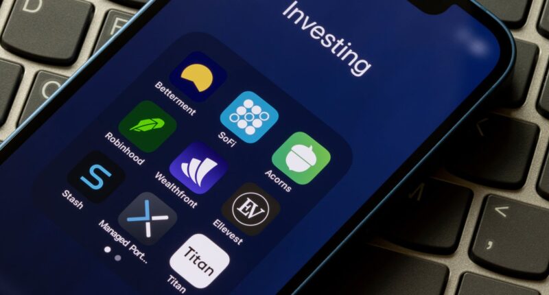 Comparing Robinhood And Wealthfront: Which Investment App is Ideal for Novice Investors?