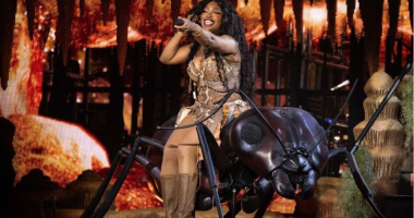 SZA's Vulnerable and Resilient Glastonbury Headline Performance Amid Technical Challenges