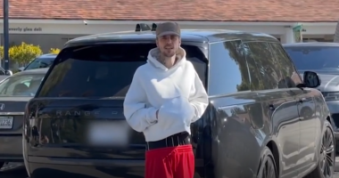 Justin Bieber Confronts Paparazzi During Breakfast Outing